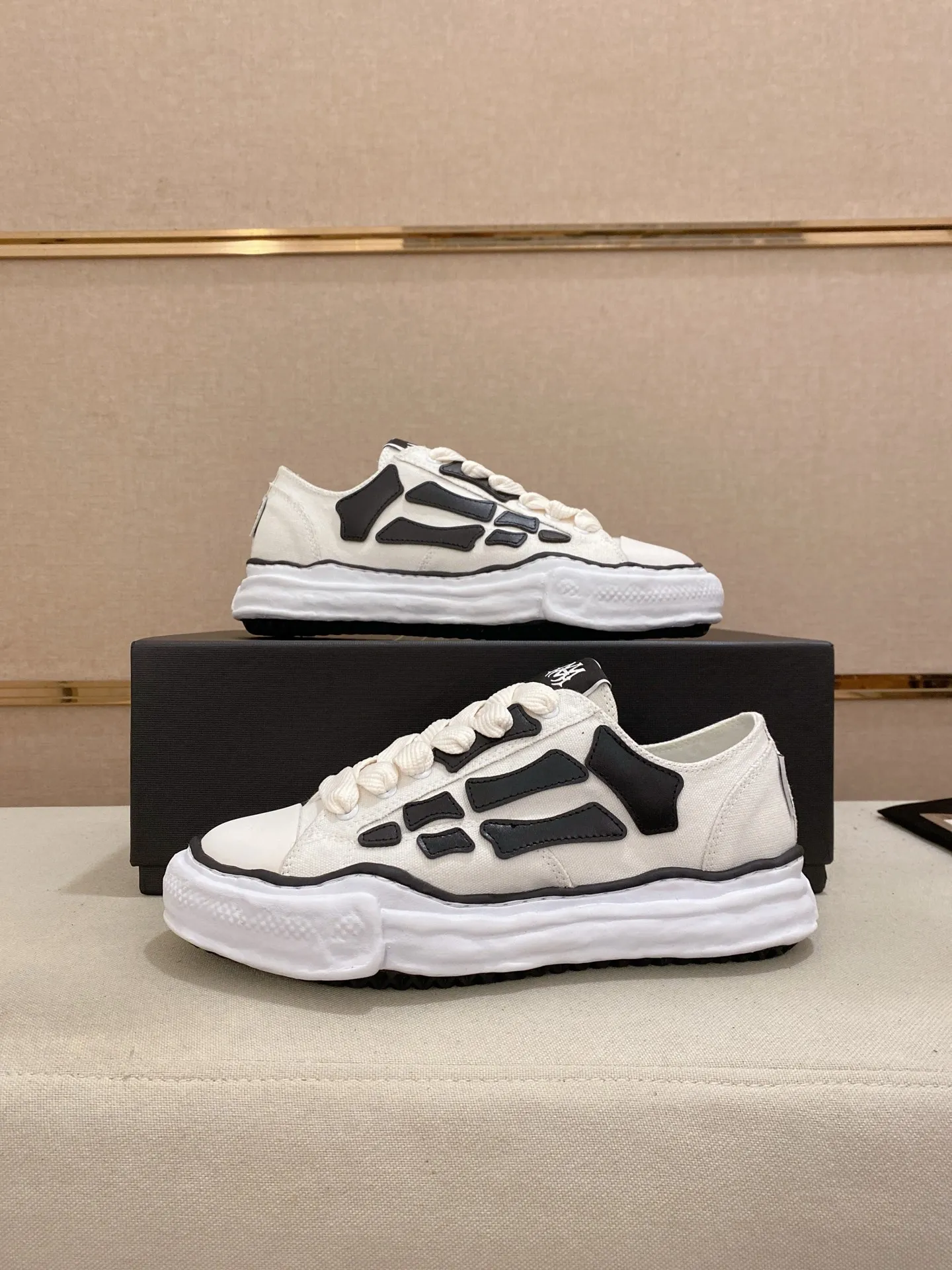 Men's shoes 💰: 580💰 High version [AMIRI] high-end men's shoes brand official website 1:1 latest masterpiece: original mold customization, the fabric is made of imported original materials, upgraded foam outsole, lighter and non-slip. The market's top quality, simple yet tasteful, a must-have for fashionistas, fashionable at your feet, full of confidence, the same style at the counter 👍The summer season is here. Code: 39-44. Can be customized45